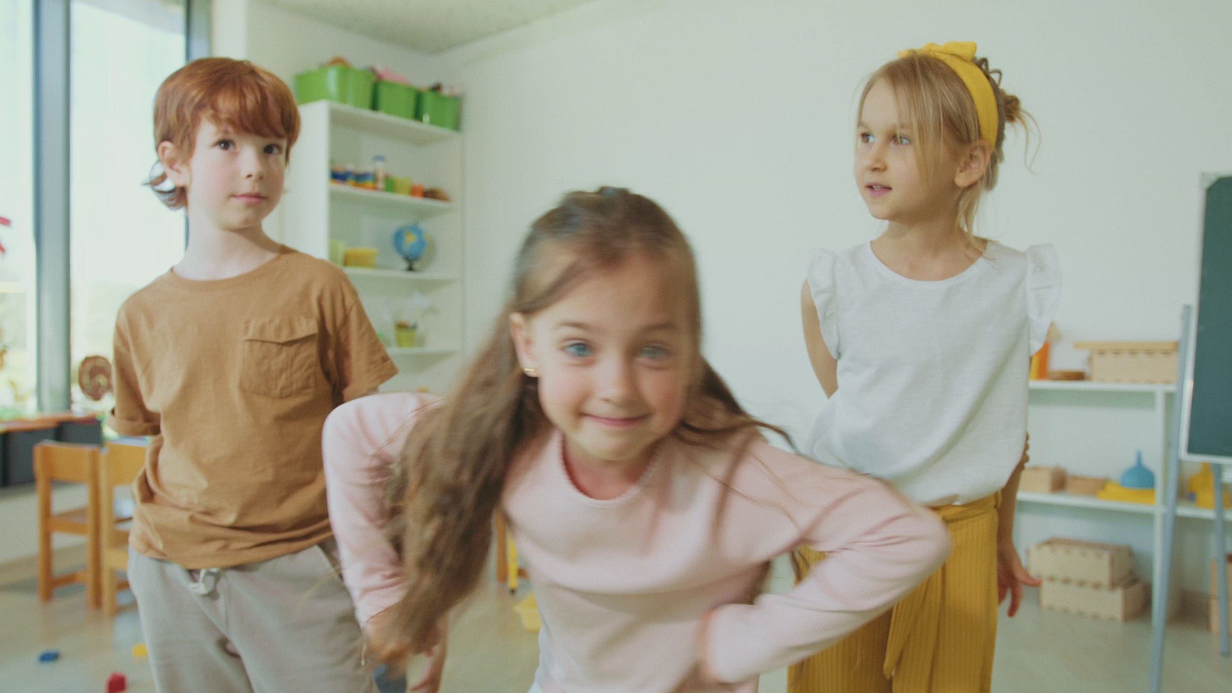 dos niñas y un niño jugando