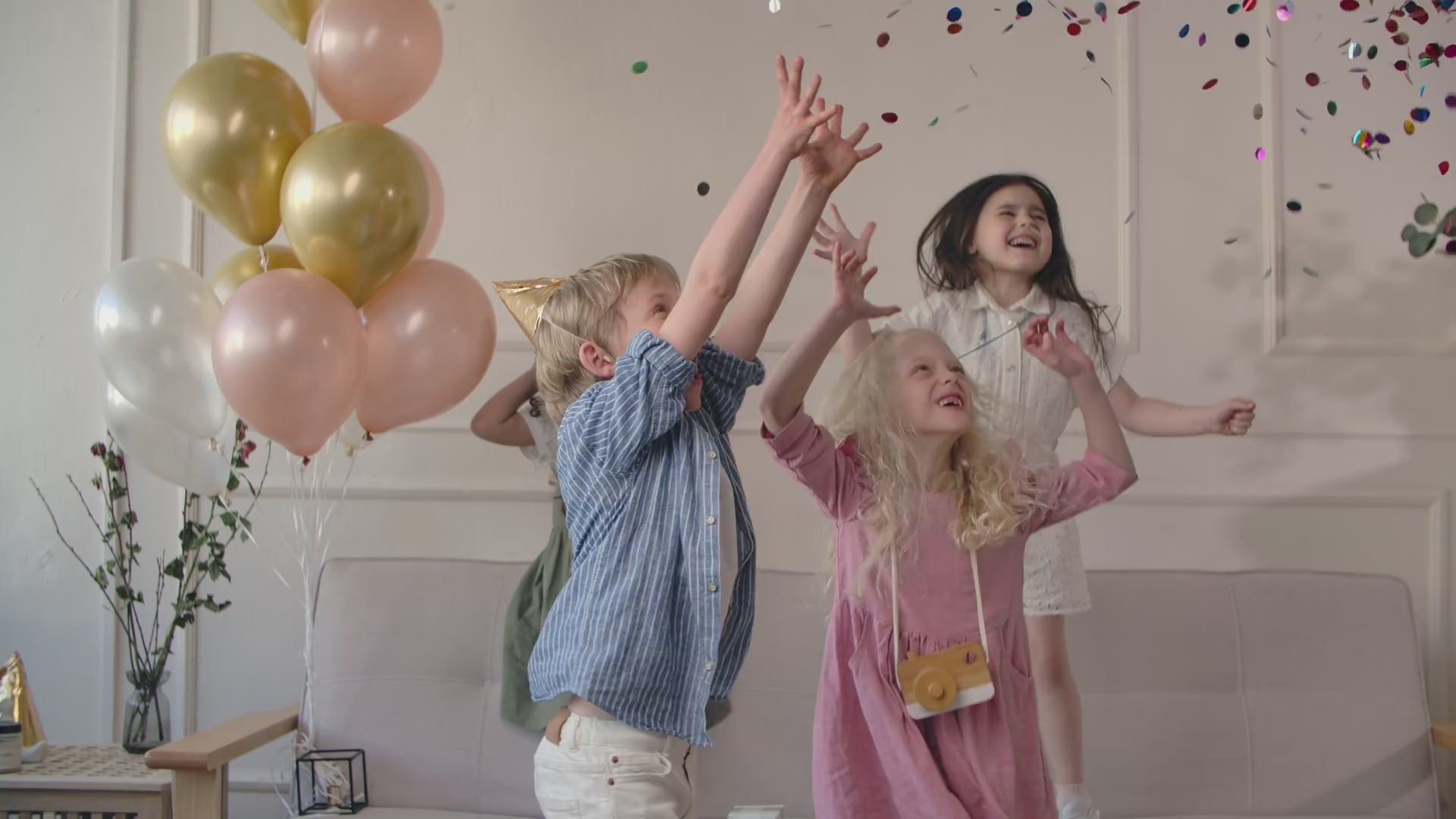 Niñas y niños jugando en una fiesta
